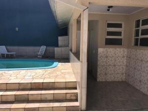 Piscina, churrasqueira, 50m da praia e cabem até 13 pessoas!