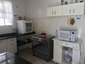 Piscina, churrasqueira, 50m da praia e cabem até 13 pessoas!