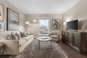 On Famous Music Row - Pool, Parking, Walk to Bars