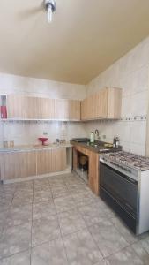 Casa na praia a 450 metros do mar com piscina, garagem e churrasqueira