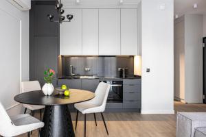 CHRONOS APARTAMENTY with Parking and Air Conditioning in Warsaw Wola by Renters Prestige