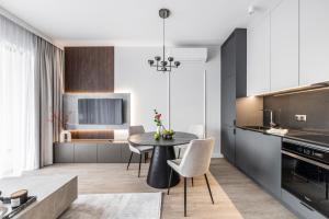 CHRONOS APARTAMENTY with Parking and Air Conditioning in Warsaw Wola by Renters Prestige