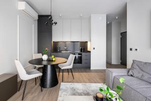 CHRONOS APARTAMENTY with Parking and Air Conditioning in Warsaw Wola by Renters Prestige