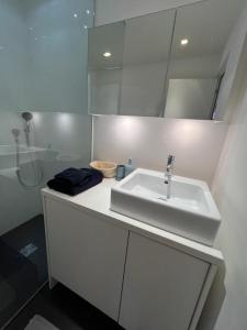 One-Bedroom Apartment with Lake View - Third Floor room in rdl27
