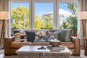 Stunning 5BR Villa Large Hot Tub & Scenic Yard