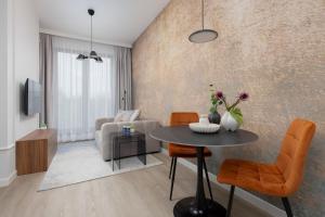 CHRONOS APARTAMENTY Studio z Klimatyzacją na Warszawskiej Woli od Renters Prestige