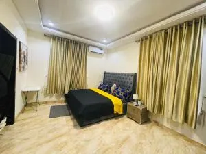 Royal Court Apartments - Moba