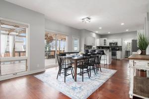 Relax in Style 5BR Home Hot Tub & Games