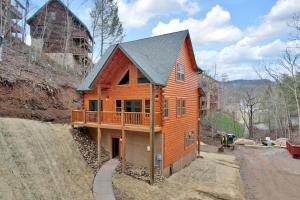 Honeybear Hideaways - Luxury and Spacious Cabin in Smoky Mountain with Indoor Pool, Hot Tub and Game Room
