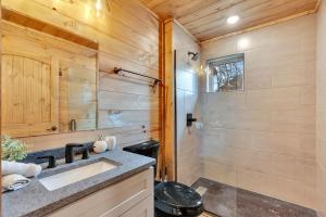 Honeybear Hideaways - Luxury and Spacious Cabin in Smoky Mountain with Indoor Pool, Hot Tub and Game Room