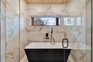 Honeybear Hideaways - Luxury and Spacious Cabin in Smoky Mountain with Indoor Pool, Hot Tub and Game Room