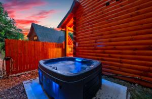 Honeybear Hideaways - Luxury and Spacious Cabin in Smoky Mountain with Indoor Pool, Hot Tub and Game Room