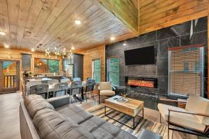 Honeybear Hideaways - Luxury and Spacious Cabin in Smoky Mountain with Indoor Pool, Hot Tub and Game Room