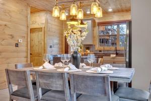 Honeybear Hideaways - Luxury and Spacious Cabin in Smoky Mountain with Indoor Pool, Hot Tub and Game Room