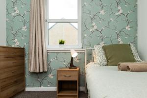 3 Bedroom House - Free Parking