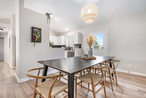Elegant Escape-Fenced Yard BBQ & Cozy Fire Pit
