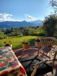 Stunning Mid-Century Modern Retreat with MTN Views - 马尼温泉