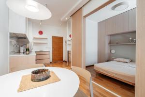 Central APT 11 by In Property