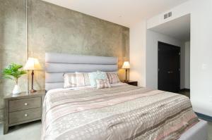 Adorable 2bed Apt Balcony & Rooftop Pool D