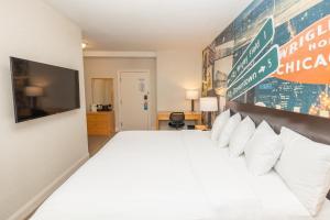 King Room with Bath Tub - Mobility Access room in Hotel Versey Days Inn by Wyndham Chicago