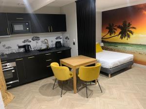 Sejours chez l'habitant Les Ecuries du Roi - Chateau Versailles-Parking-Wifi-Netflix : photos des chambres
