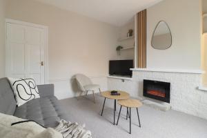 Yasmins 2 Bed - Great for Workers and Groups with FREE Parking - Hosted by Stay Host Save