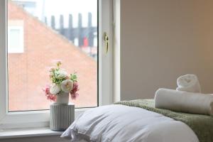 Yasmins 2 Bed - Great for Workers and Groups with FREE Parking - Hosted by Stay Host Save