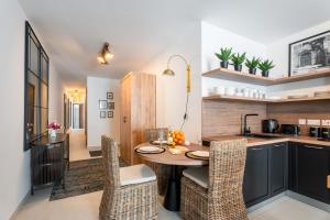 Designer 2-bedroom apartment near the sea