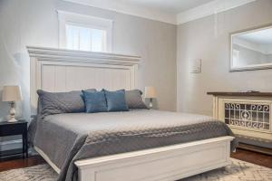 Old Dauphin Way Historic Home - Unit 2