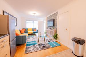 Bright & Elegant House Near City Centre and Stadium