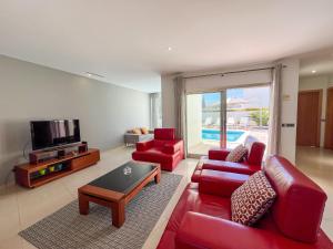 Luxury 4-Suite Villa, Pool, Jacuzzi, Games Room