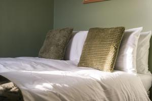 Modern 2 Bed Apartment in Hillsborough with FREE On-Street Parking - Hosted by Stay Host Save