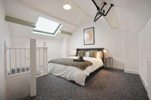 Modern 2 Bed Apartment in Hillsborough with FREE On-Street Parking - Hosted by Stay Host Save