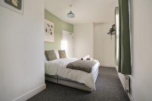 Modern 2 Bed Apartment in Hillsborough with FREE On-Street Parking - Hosted by Stay Host Save