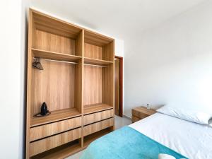 Apartamento 6 Com 2 Suítes, Piscina e 450m da Praia