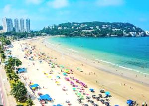 Apartamento com 4 quartos, uma quadra da Praia Enseada, Guarujá