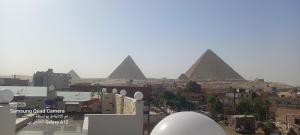 Tut Pyramids