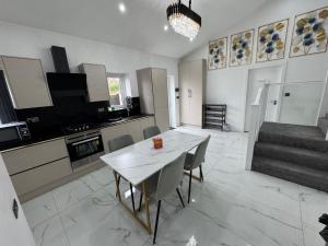 New Modern Stylish Villa Near City Centre Birmingham, with outdoor Hot Tub