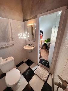 Black and Putih Stay