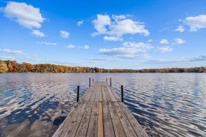 Serenity Lake Vista-Lakefront Retreat in Serene Country Setting