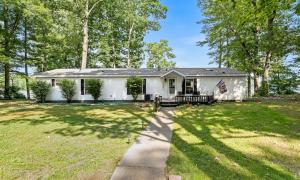Serenity Lake Vista-Lakefront Retreat in Serene Country Setting