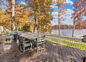 Serenity Lake Vista-Lakefront Retreat in Serene Country Setting