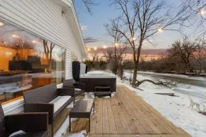 Cozy 3BR Cabin with Hot Tub on Nippersink Creek - Spring Grove