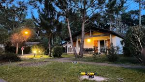 Maisons de vacances Chalet paisible a la plage, piscine et tennis : photos des chambres