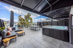 Stunning Viaduct Apartment w Harbour views, Spa Pool and FREE Parking