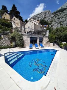 Family friendly house with a swimming pool Makarska - 22882