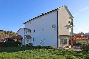 Apartments with parking space Lopar, Rab - 21732 