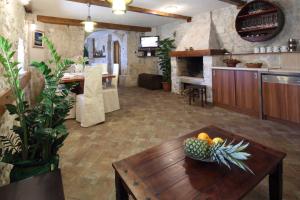 Family friendly house with a swimming pool Makarska - 22882