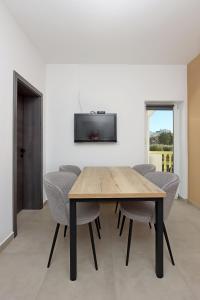 Apartments with parking space Lopar, Rab - 21732