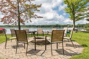 Lakefront Tranquility Spacious Retreat Sleeps 14